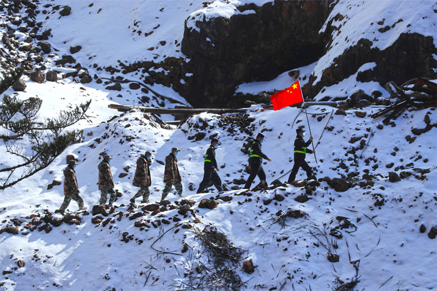 邊防戰士在雪中巡邏(12月24日).劉正凡 攝明光雪景(12月24日).