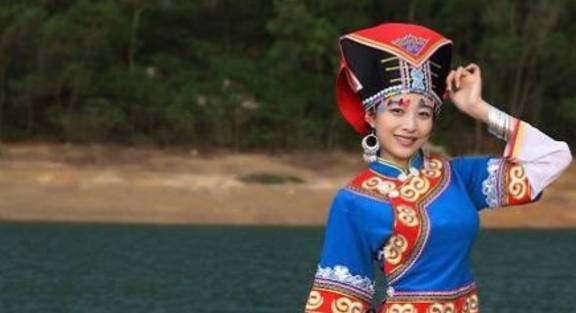 在云南旅游，为何导游提醒不要接彝族姑娘给的鞋垫？原来是这样
