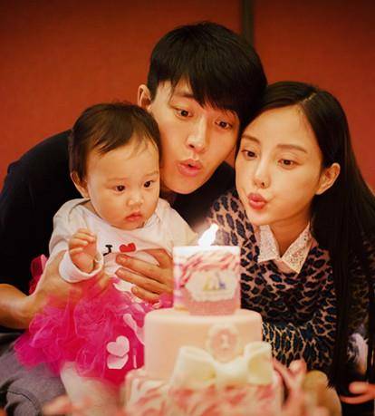 被抱在李小璐怀里的甜馨,贾乃亮被吐槽像块黑地瓜!_孩子_母亲_基因