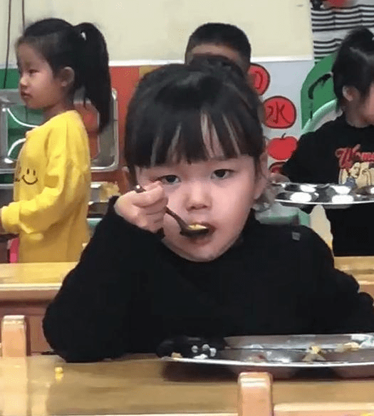 什么|幼儿园一学生吃饭方式，让老师忍俊不禁，网友：嘴里的饭不香了？