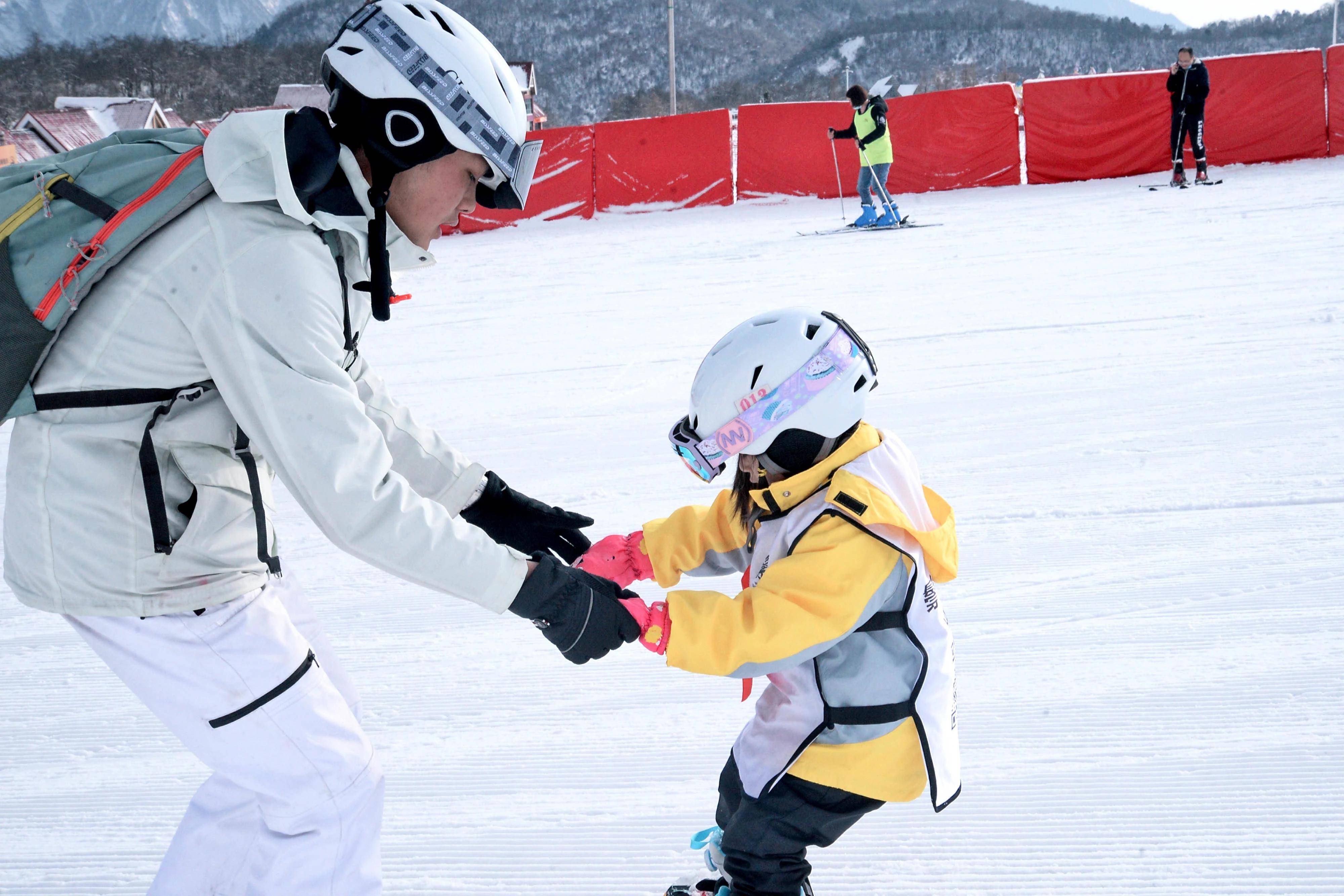 时间整个寒假期间,我们为孩子们准备了两种滑雪冬令营,一个是5天4夜的