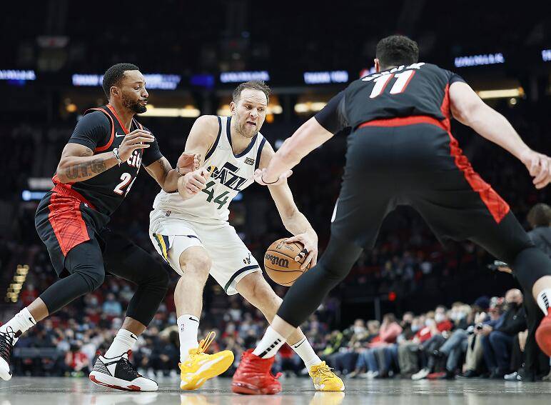 鮑威爾|利拉德32+6卻吞三連??！替補(bǔ)席狂負(fù)爵士38分怎么贏？球迷建議沒錯(cuò)