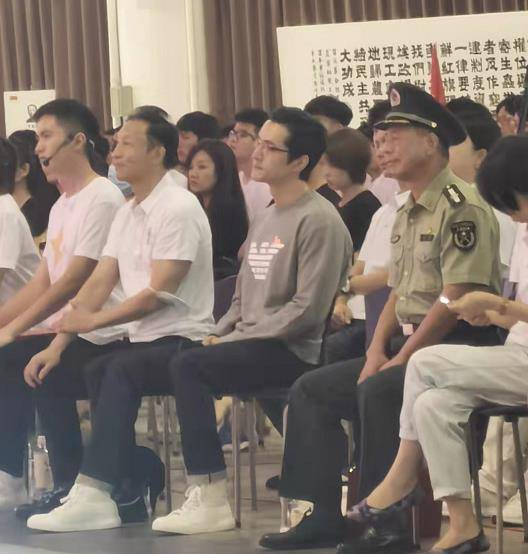 演讲 胡歌成上戏骄傲！穿卫衣戴眼镜做开学演讲，罕见学者模样真是帅气