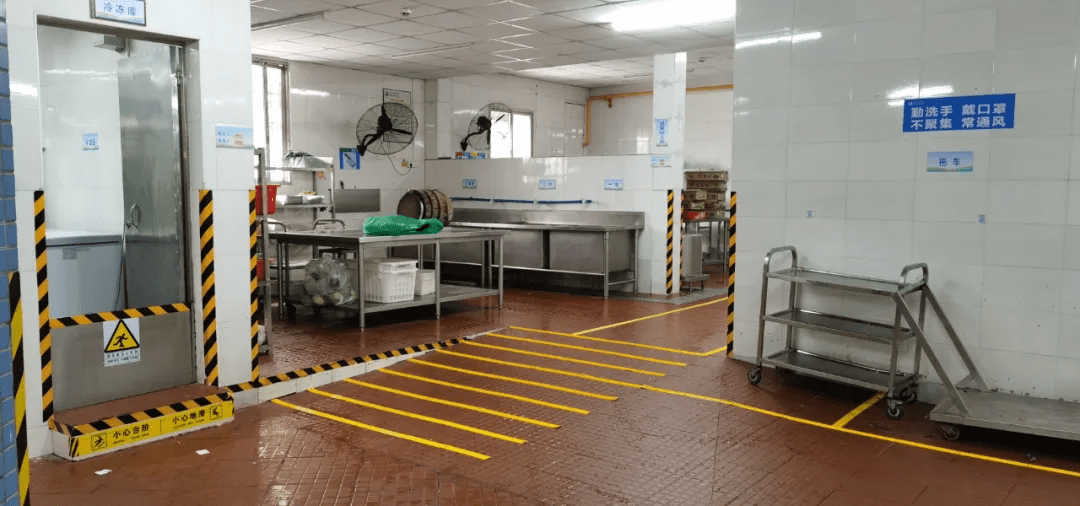 部分9s管理效果图现场验收结束后,评审组进行了简短的交流.