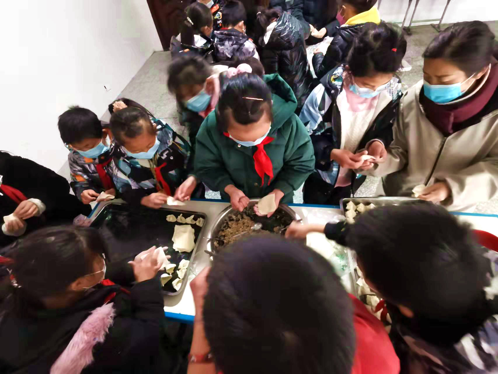 分享新生活，喜迎元旦，广元一学校师生一起包饺子，其乐融融！