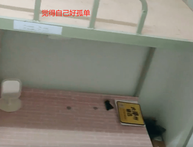 人不见了只剩床板？女大学生睡醒发现舍友都不见了，还以为在做梦