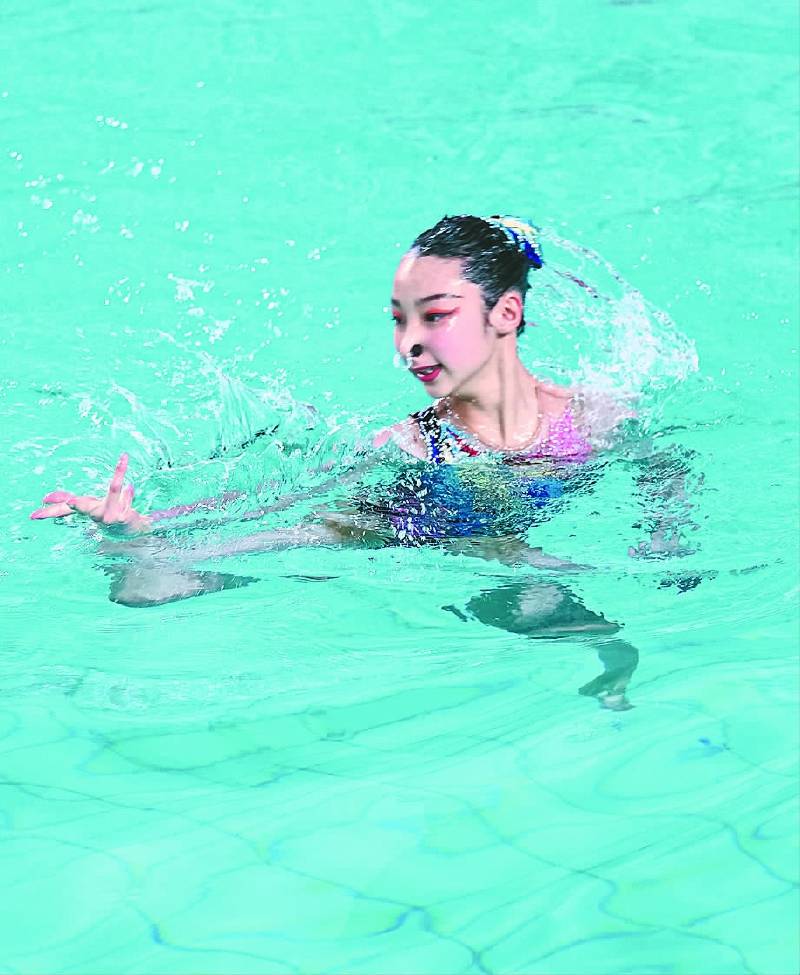 省青少年花样游泳赛11岁南充小丫摘银牌