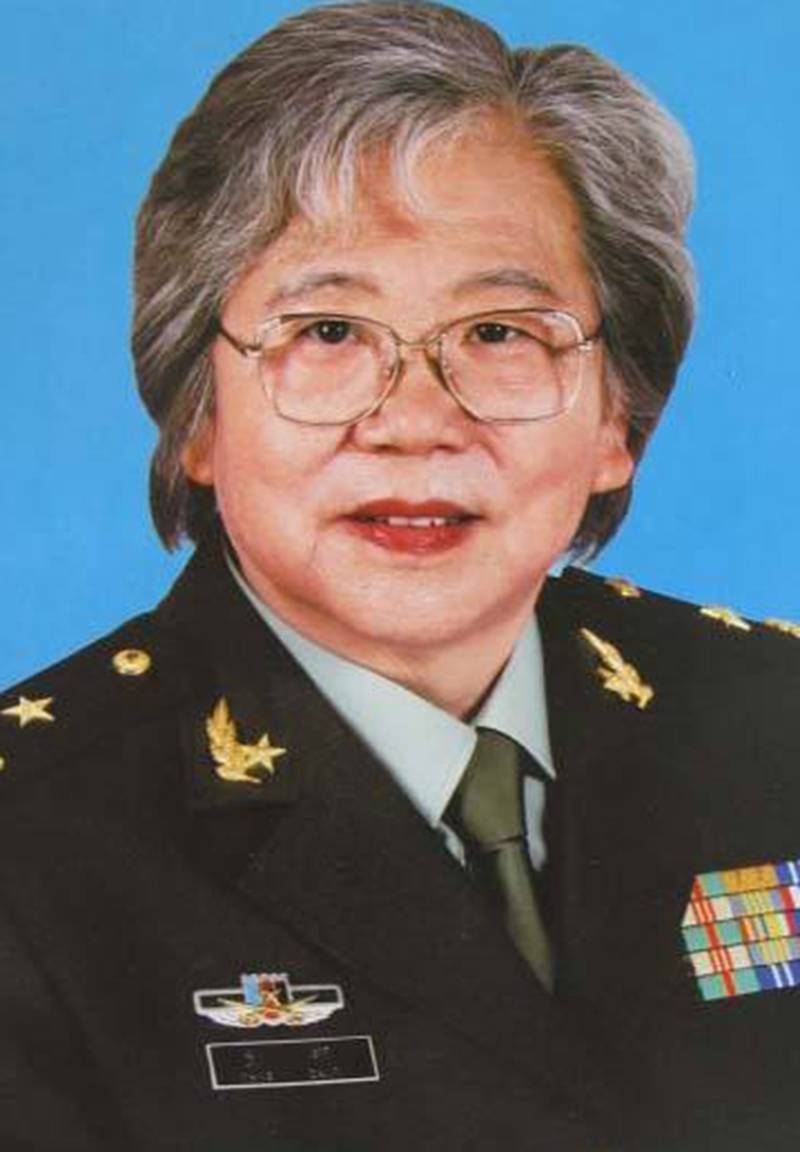 彭钢:被称为"军中女包公",53岁授少将,享年76岁,伯父是元帅_彭德怀