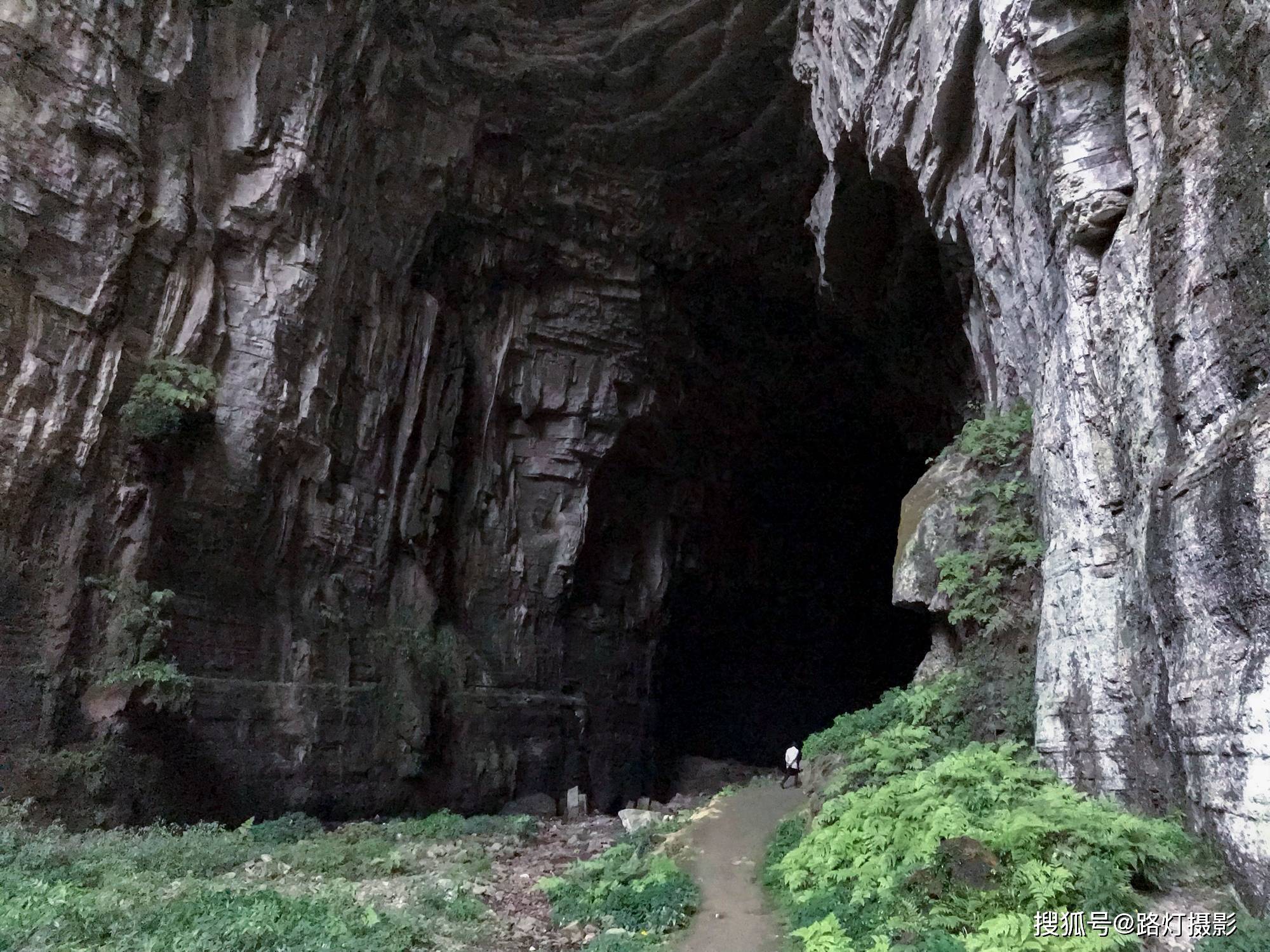 悬崖|盘点贵州独一无二的小众景点，神秘的石头城堡，悬崖上挂黄金龙头