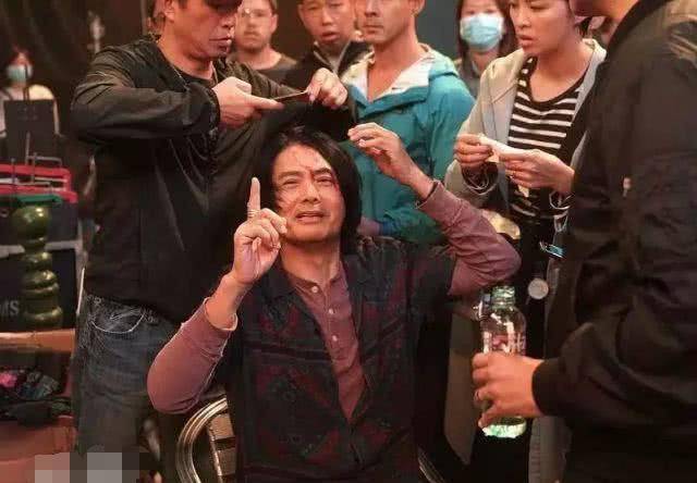 因为|周润发受伤缝5针仍坚持拍戏,而这10位明星也很敬业:这才叫演员