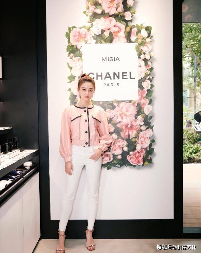 原创徐璐长相甜美可爱收腰连体短裤尽显腿长优势再现颜值巅峰