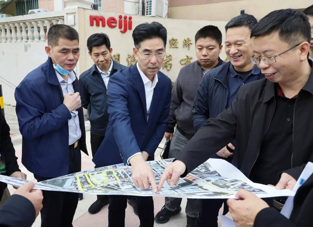 12月30日上午,龙湖区委书记蔡向鸿,区长黄晓欢带队,组织调研"工改工"