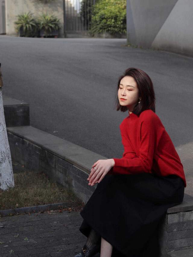 黑色 喜庆的红色毛衣，这样穿更显气质，很适合跨年穿，太接地气了
