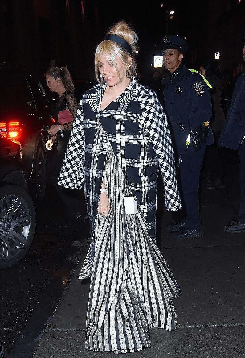 颜色 有种颜色看着就高级，成熟女性都爱穿，配好色就是“时髦精本精”