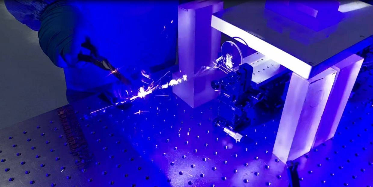 原创国产100千瓦工业激光器亮相打破西方封锁一举跻身世界前列