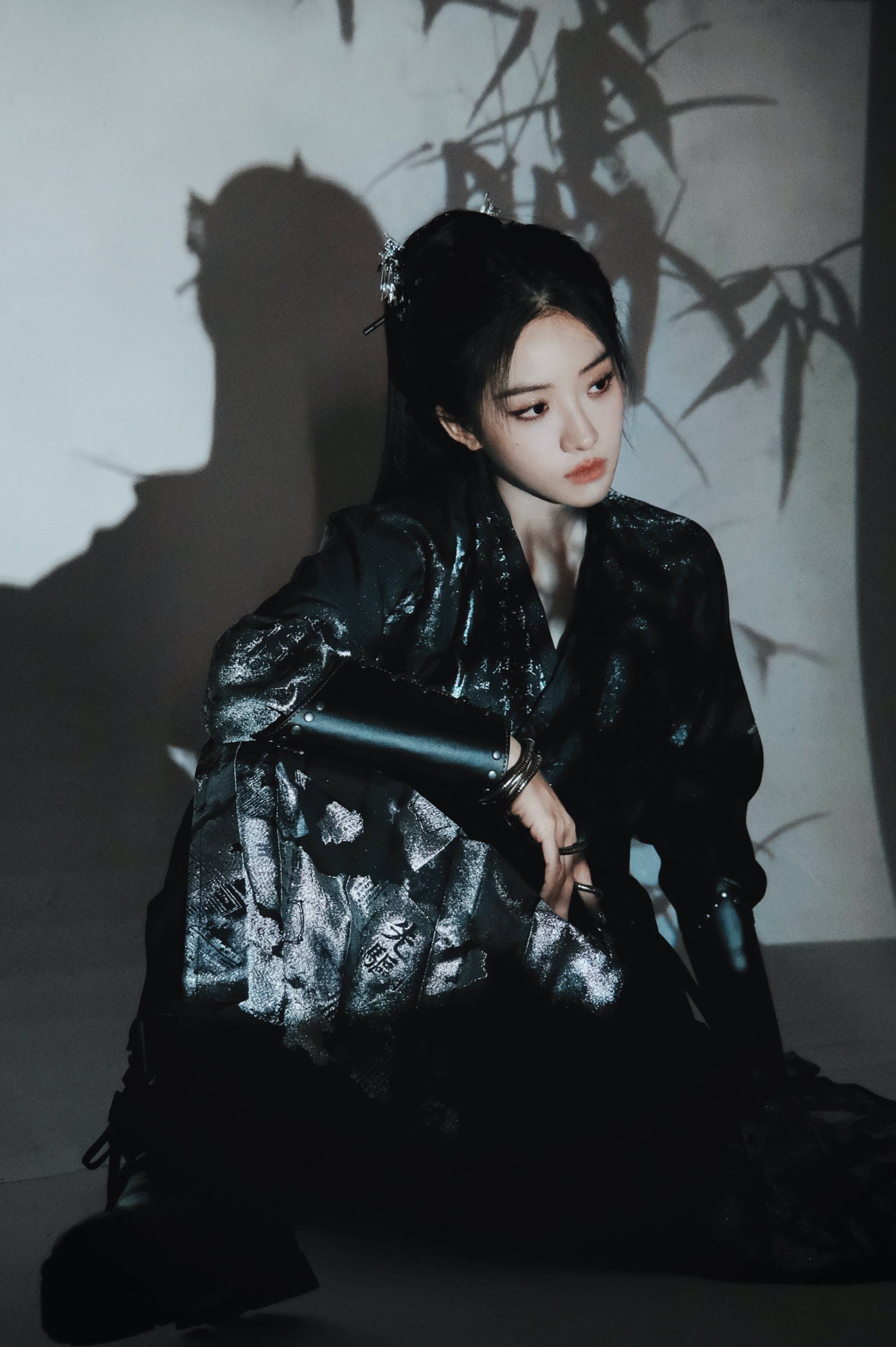 喻言微博发布新年古风写真妩媚酷飒甜美她都有