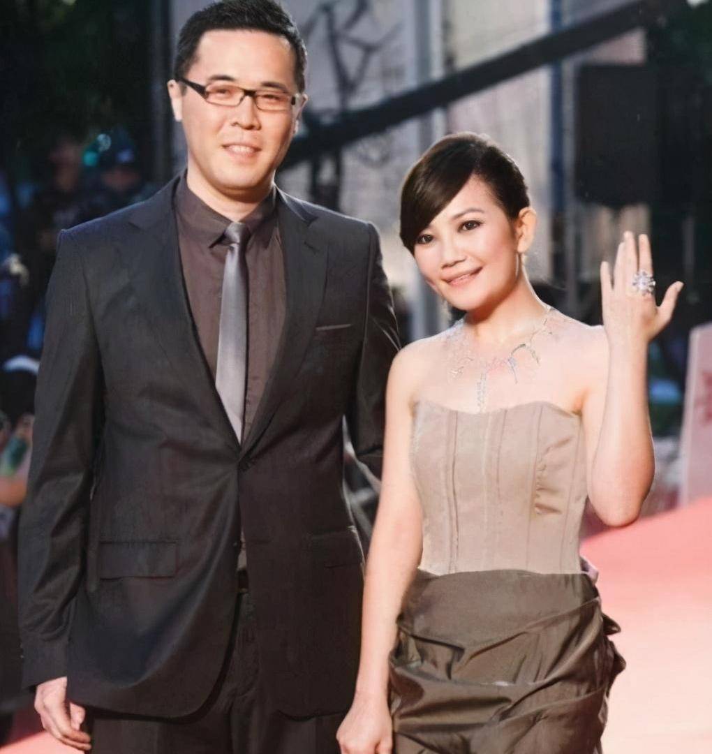 赵元同 42岁梁静茹离婚后状态不错，印花裙年轻好几岁，被问感情很神秘