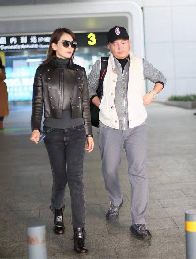 原创刘涛夫妇合体走机场她穿短夹克暴露身材缺点老公外八走姿超霸气