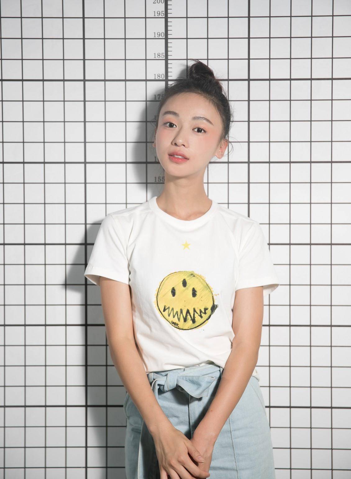 历史 吴谨言牛仔衫配直筒裤，内搭“彩虹衣”俏皮可爱，一点不像29岁