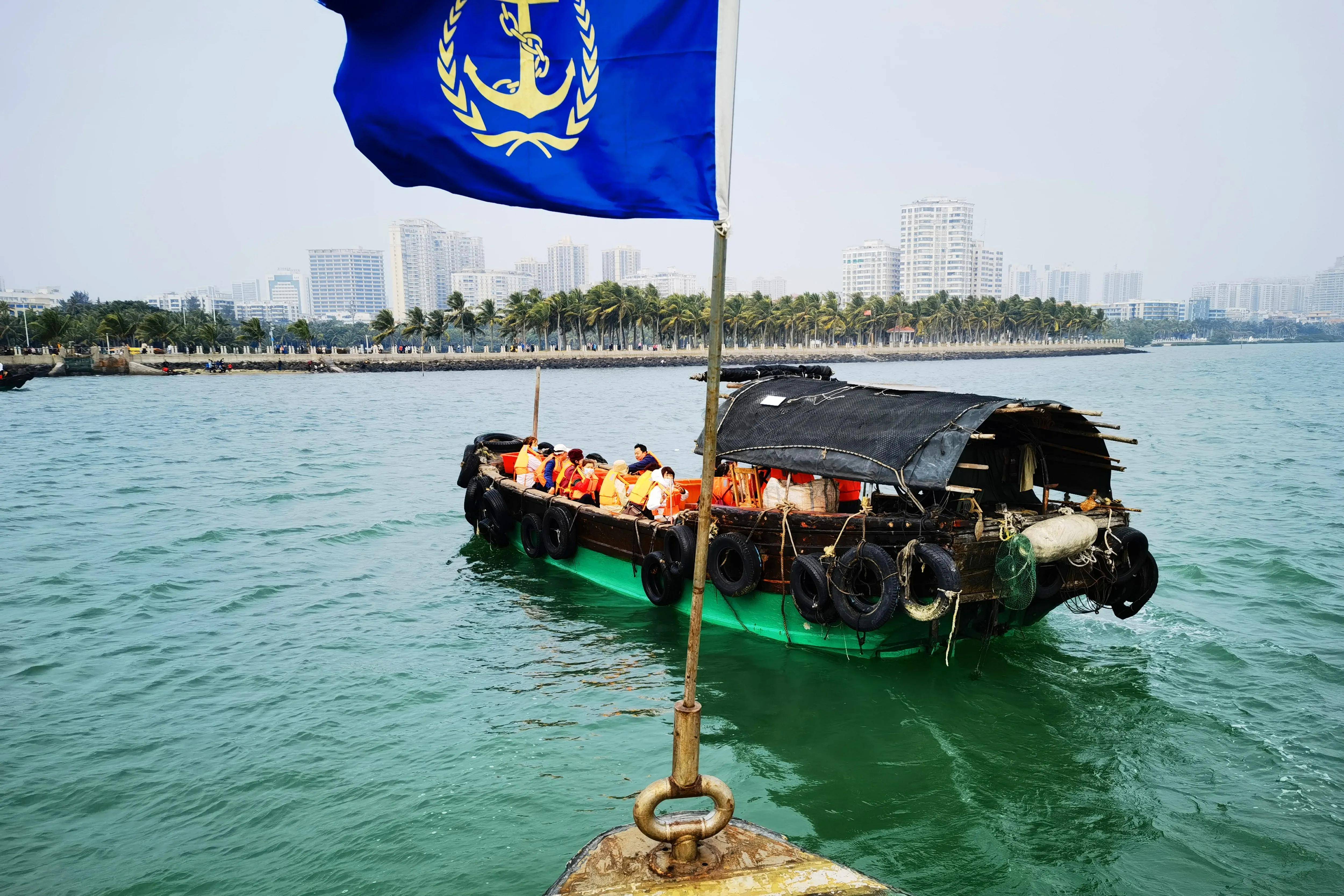 湛江两渔船非法搭载40余人出海放生被海事部门 拿下