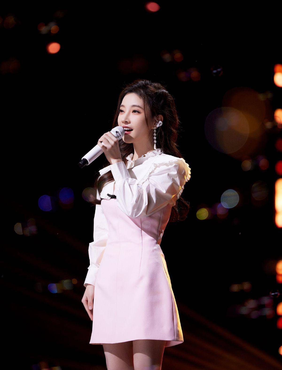 实力派|冯提莫B站跨年晚会深情演唱《送你一朵小红花》，温柔的令人陶醉