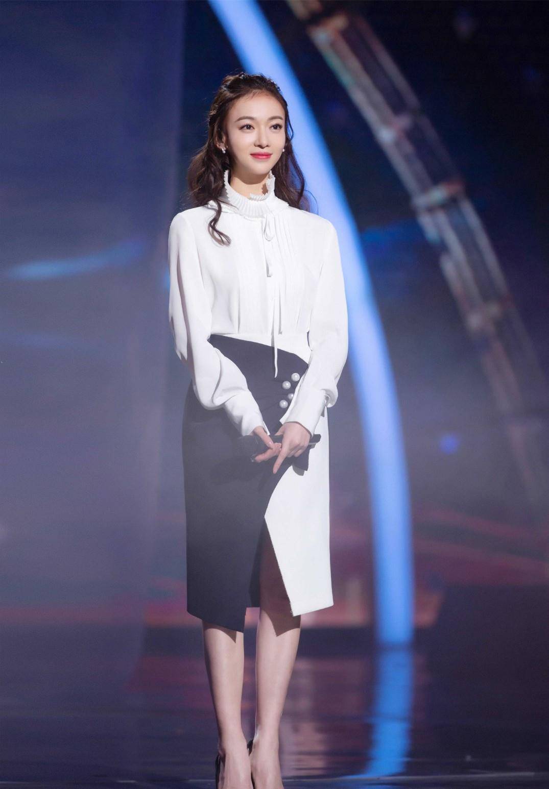 历史 吴谨言牛仔衫配直筒裤，内搭“彩虹衣”俏皮可爱，一点不像29岁