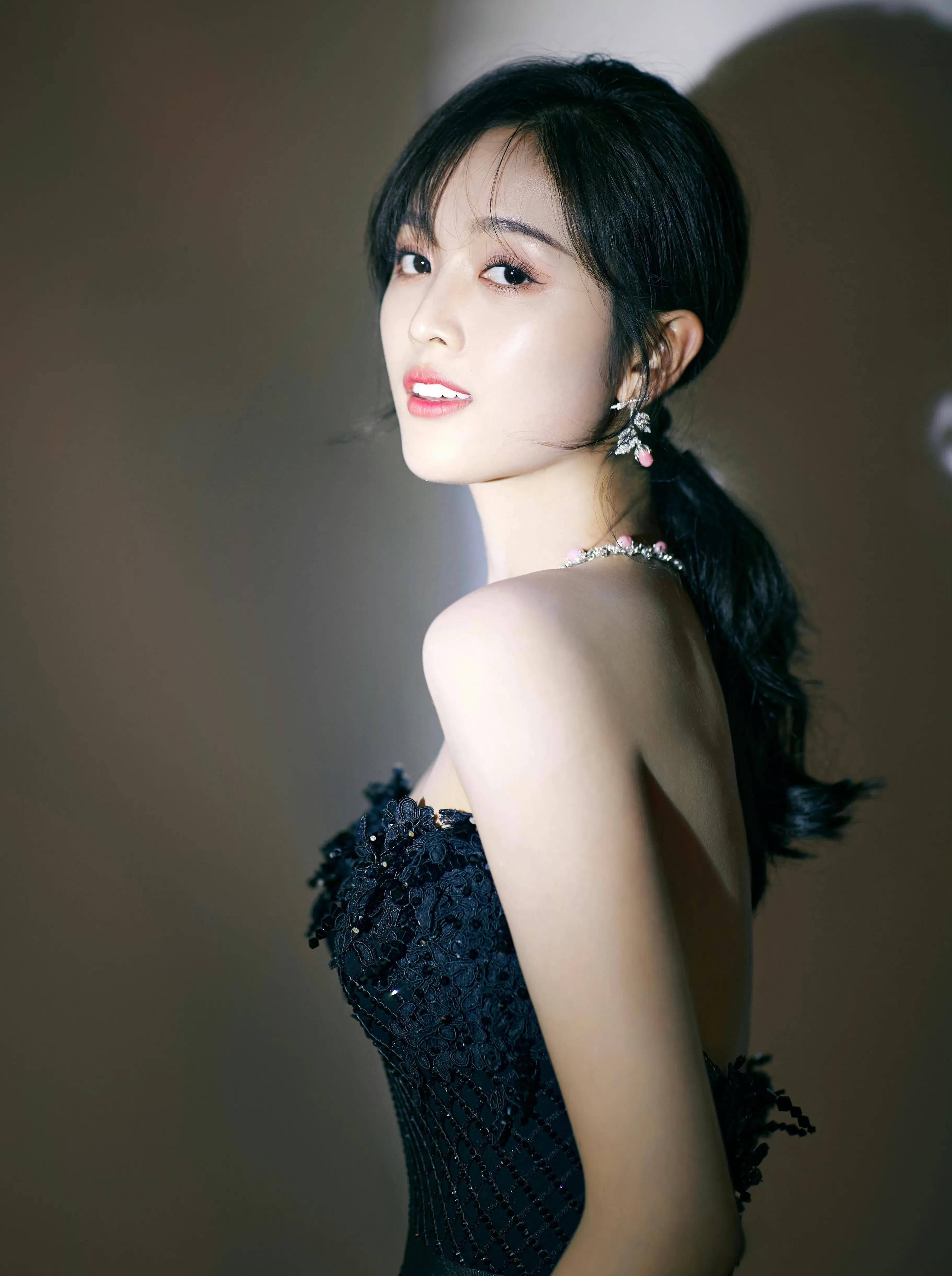 青春吴宣仪，青春活泼的女团美少女，精致颜值，犀利眼神，英气十足
