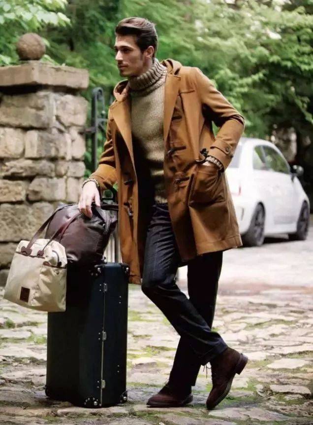 面料 男人衣橱里必备的一件大衣，而你偏偏选择了牛角扣大衣