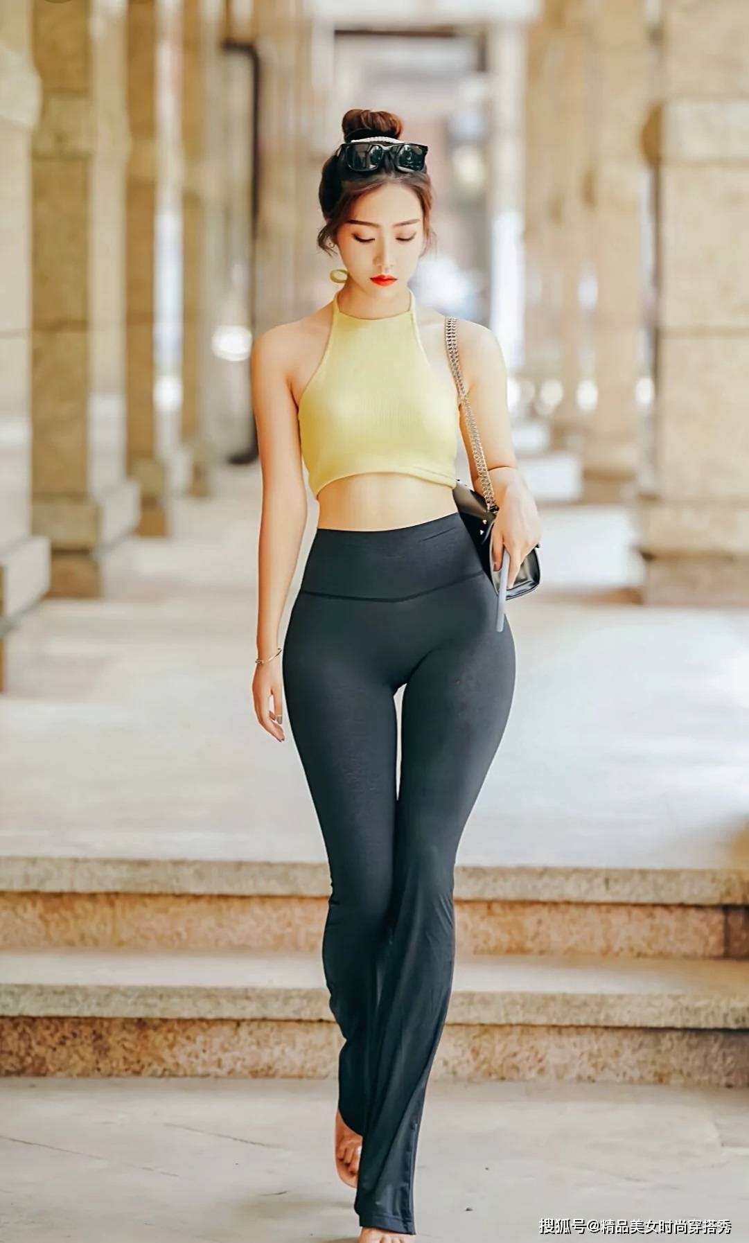 个性 黄色的挂脖背心清凉吸睛,下搭一条黑色的紧身喇叭裤,休闲又性感