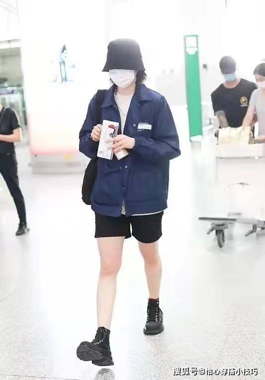 配饰 姚安娜机场造型认不出!穿国货变低调太意外,戴帽子盖住脸更有范