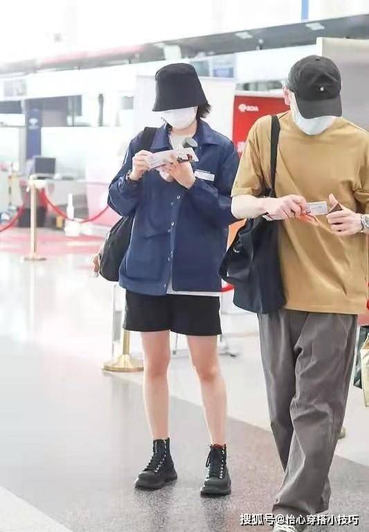 配饰 姚安娜机场造型认不出!穿国货变低调太意外,戴帽子盖住脸更有范