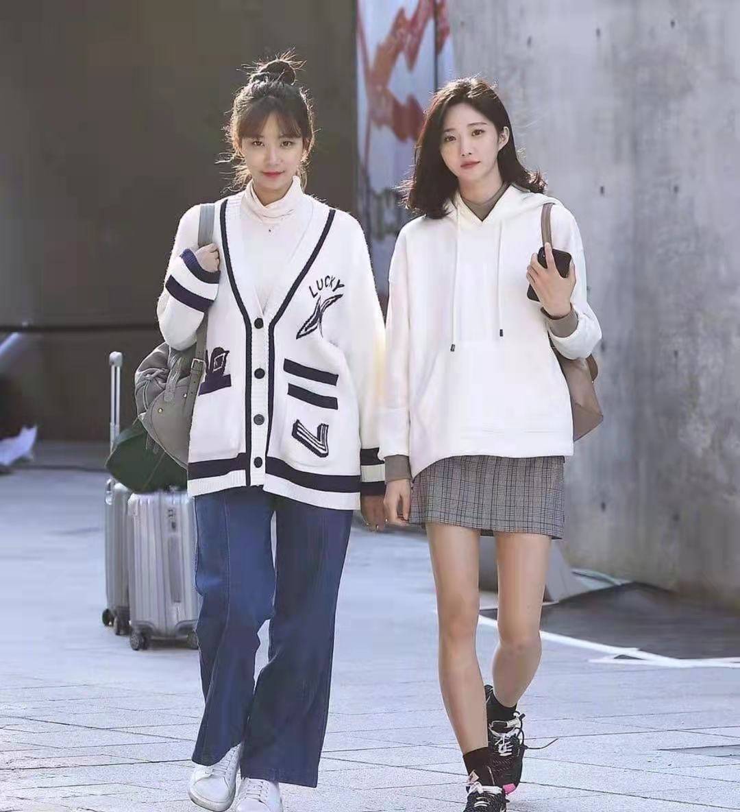 眼睛 还是韩国街拍最自然，一点也不辣眼睛！穿搭简约时尚值得借鉴！