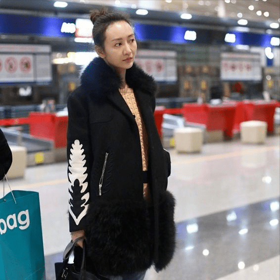 贵妇 王鸥不止贵妇气质让人服气，穿毛衣裙配过膝靴，小鸟腿也一绝