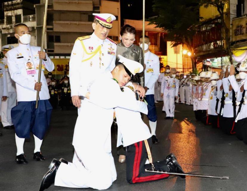 67提帮功获得王储身份,43岁帕公主跪地请安,西拉米