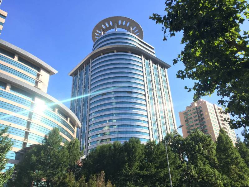 紧接着,王均瑶为了响应国家号召,不仅捐款了1000万元,还全身心投入