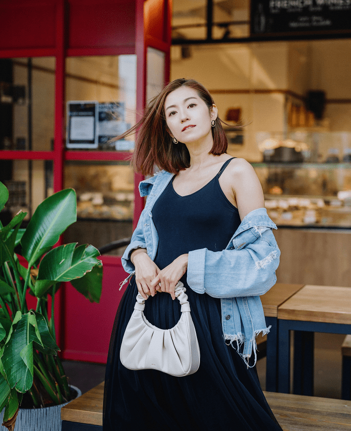 设计 陈自瑶获奖实至名归，私服穿衣好显嫩，开衫配长裙美成20岁的样子