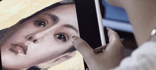 眼睛伊能静儿子巴黎度假，再扮女装现身酒吧，穿长裙身材高挑不输妈妈