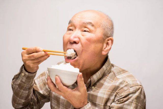 时间|寿命短的人,吃饭时都有3个坏习惯,希望你一个也不占!