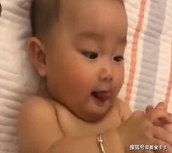 理睬|宝宝在偷吃脚丫，妈妈问宝宝好不好吃，宝宝的回答真是太可爱了