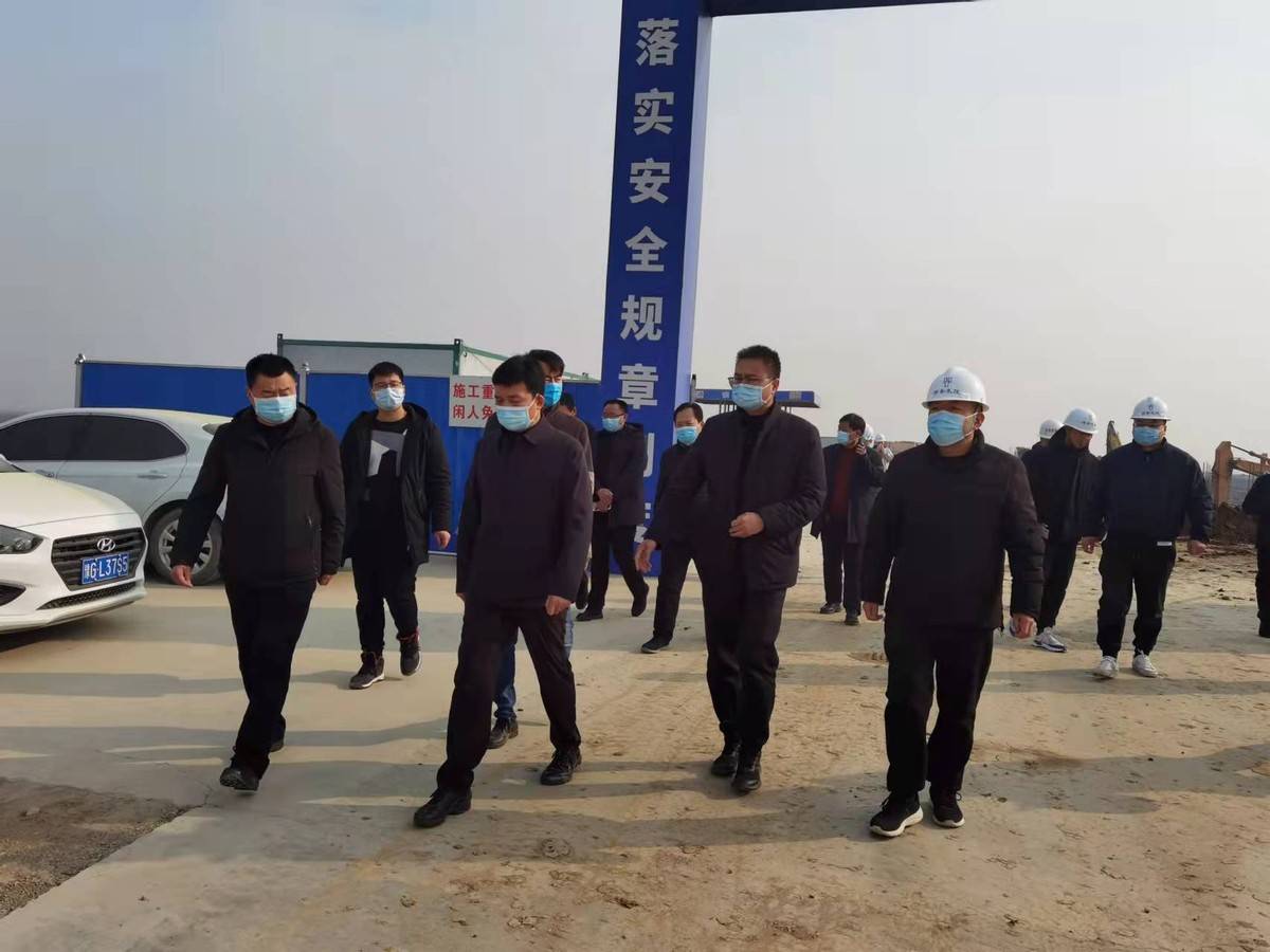 西平县委书记李全喜一行先后来到柏苑,老王坡,盆尧等地实地查看道路
