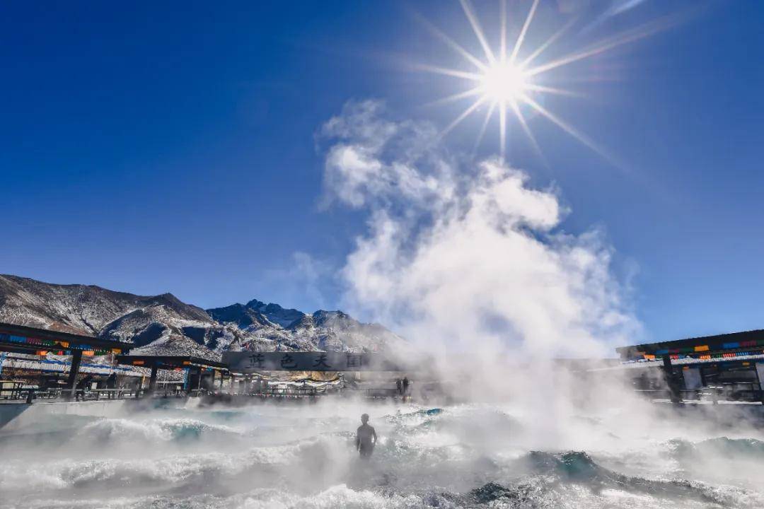 德仲温泉,康布温泉等眼前是浪漫的雪花漫舞远方是白山皑皑的雪山环抱