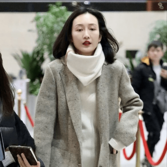 贵妇 王鸥不止贵妇气质让人服气，穿毛衣裙配过膝靴，小鸟腿也一绝