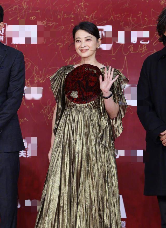 超越 红毯礼服贵的就好?梅婷、热巴高定翻车,杨超越却凭百元裙子惊艳