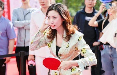 主教练|孔令辉执教孙颖莎？被她开除的郭跃如今美翻了，待遇级别你想不到