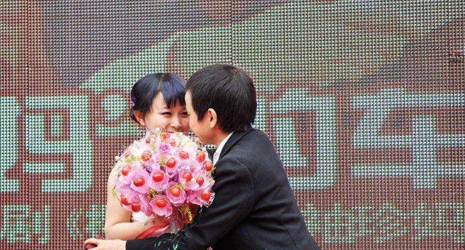 身高仅1米28的秦学士,25岁娶1米24的朱洁,婚后将袖珍妻子宠成宝_奶奶