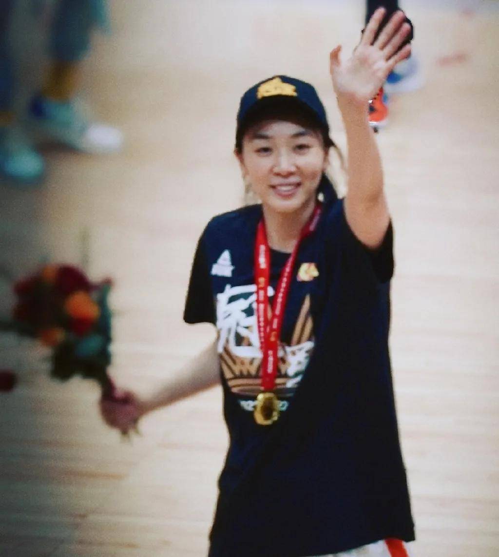 籃壇|官宣退役！郭艾倫趙繼偉送祝福！再見(jiàn)了，籃壇第一美女