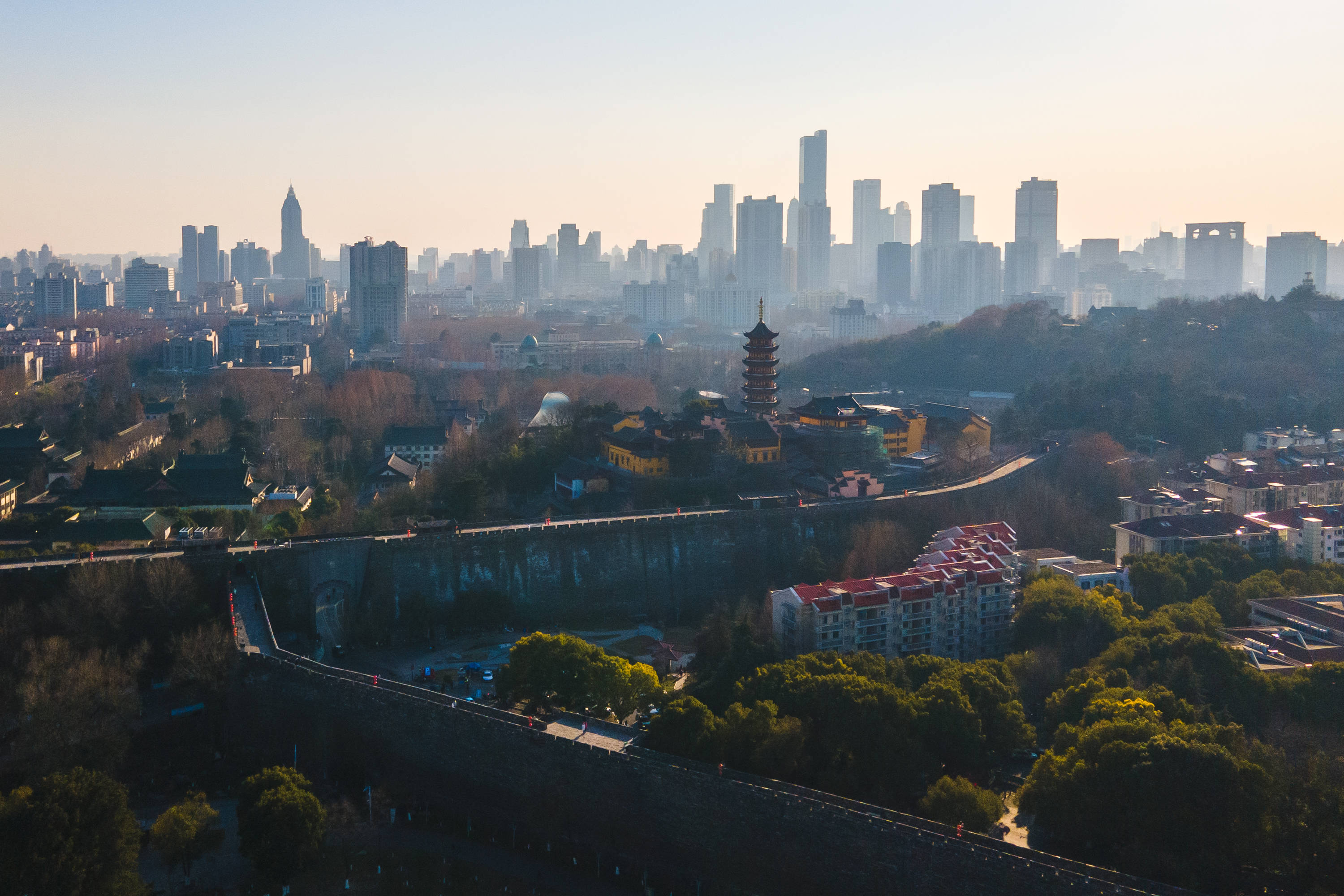 紫金|南京明城墙风光最美的一段，东接紫金山、北揽玄武湖，景色绝佳