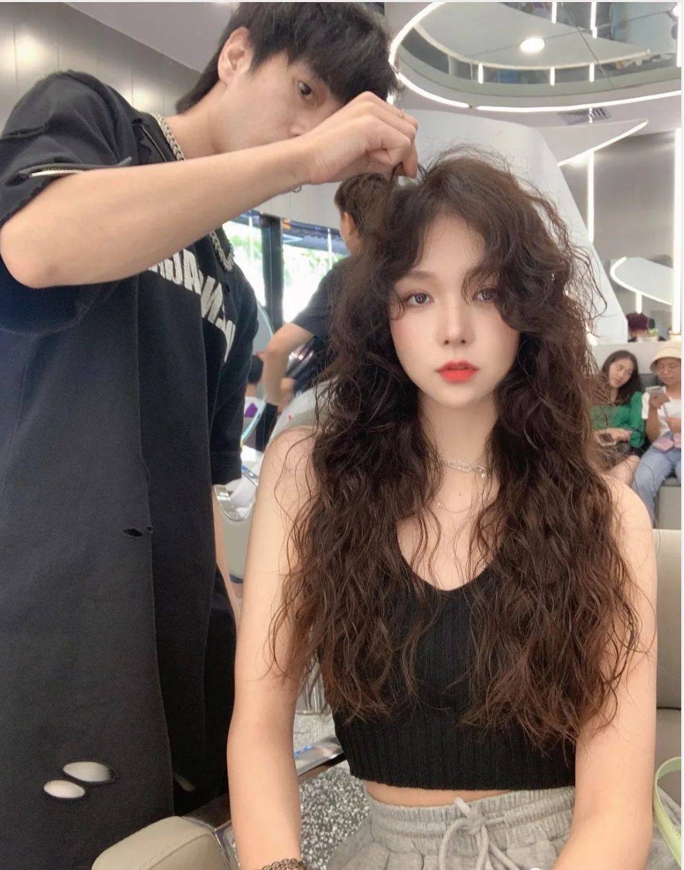 发型春节发型怎么选?都是卷烫发别错过,很洋气