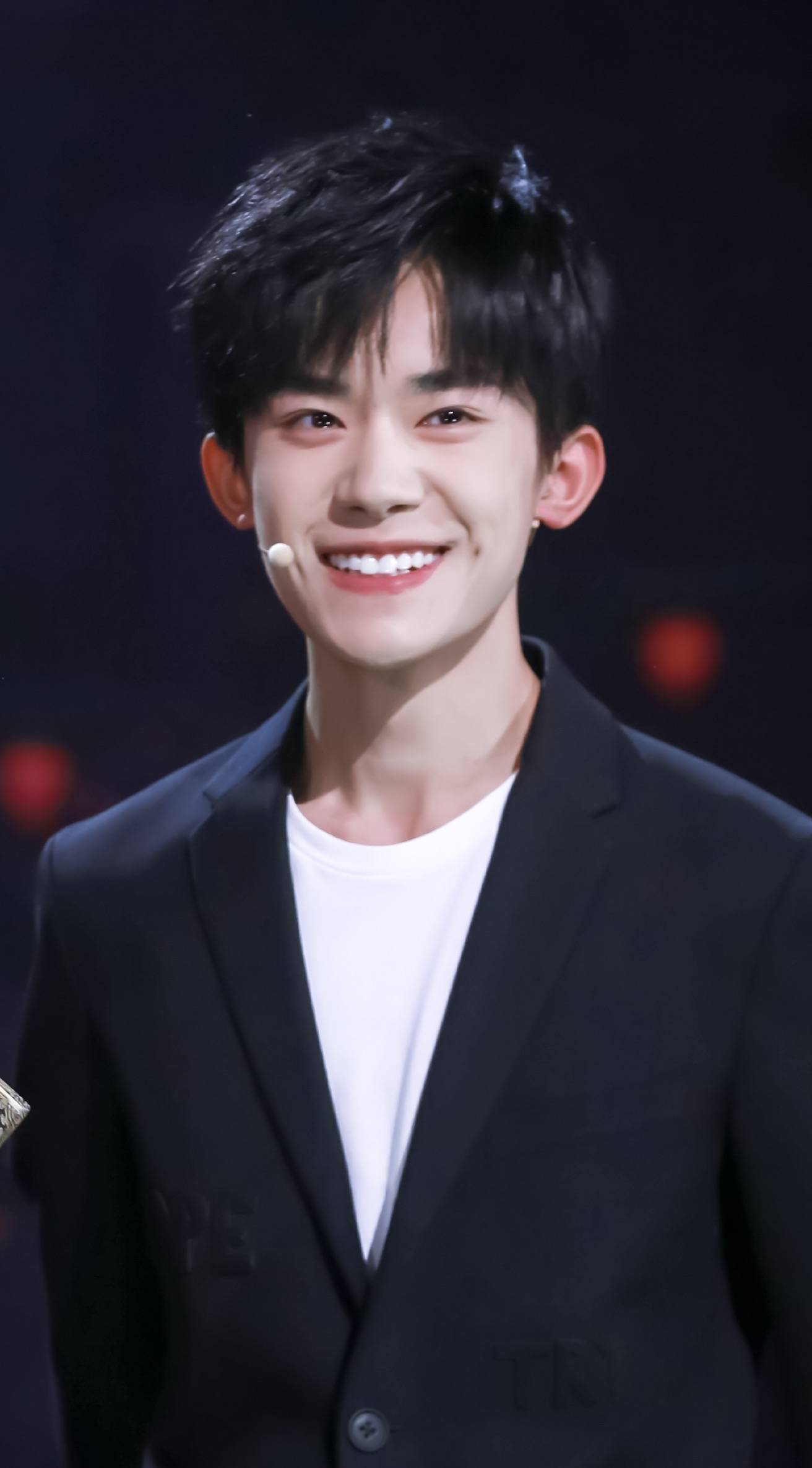 原创农村出身易烊千玺母亲为培养儿子报10余个才艺班风光背后有泪水