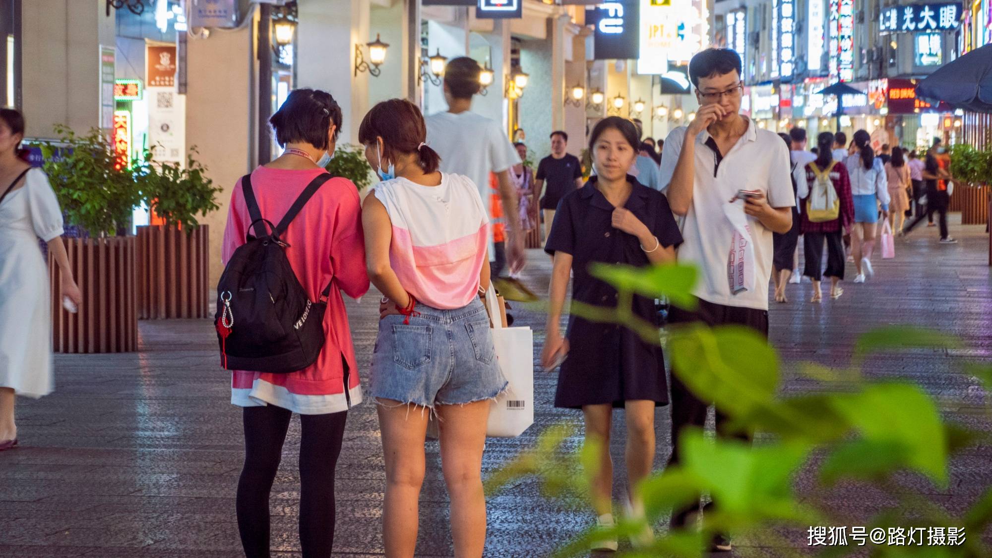 夜生活|中国“睡觉最晚”的省会城市，风光好美女多，凌晨2点街上还热闹